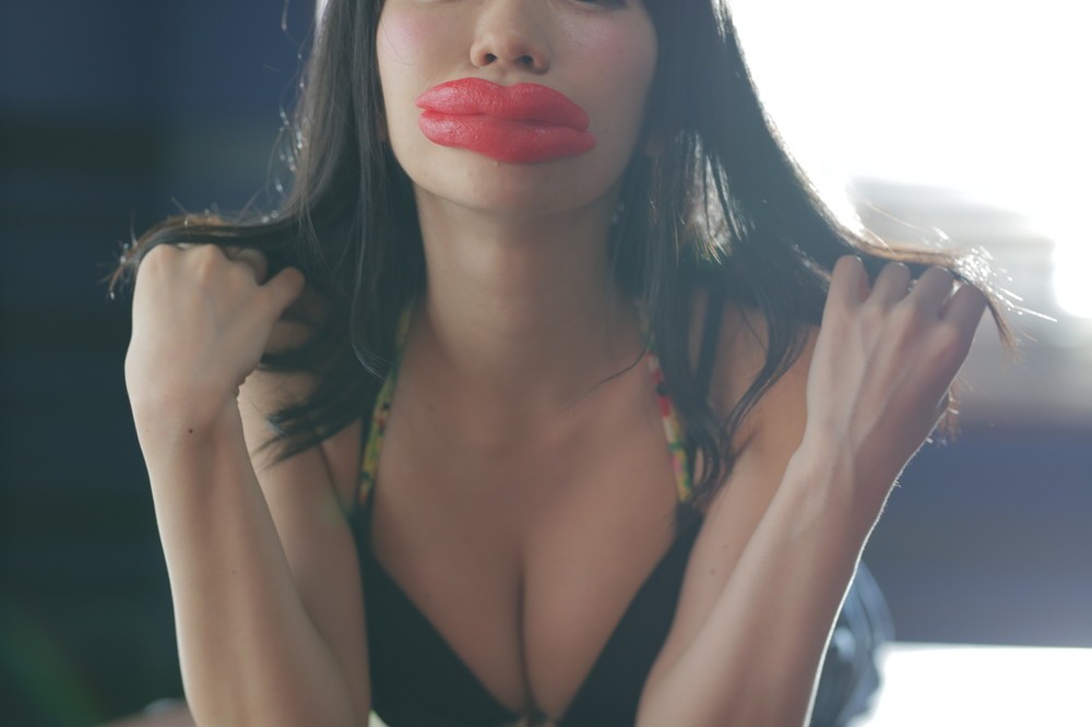 この巨乳美女の正体は…