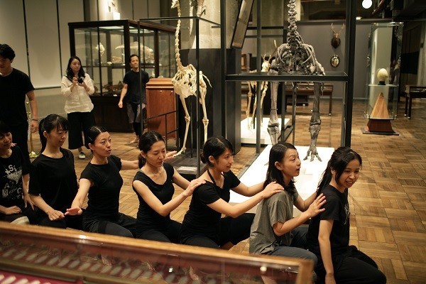 8月中旬の夜、韓国人演出家の金世一（キム・セイル）氏が率いる劇団「世am I」の実験稽古が博物館内で行われた。