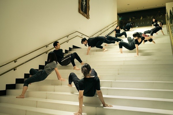 館内の施設をいっぱいに使い、息が切れて動けなくなるまで肉体を動かす。金世一氏が俳優の身体の可能性を引き出していく。