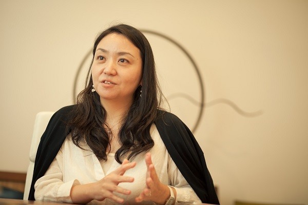 演劇創作プロジェクト「PlayIMT」の担当者、寺田鮎美特任准教授。ミュージアムでアーチストと研究者が協同で新しい演劇創作をめざす。