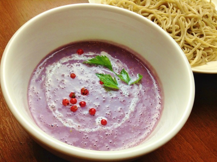 蕎麦と合う？　新大久保の蕎麦カフェで「紫芋の豆乳スムージーつけ蕎麦」