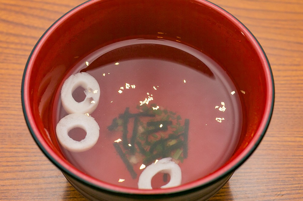 金粉を使った「金のお吸い物」