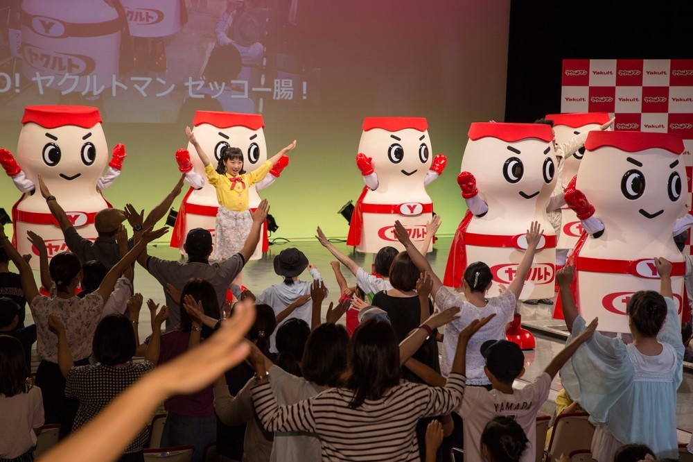 みんなで「ゼッコー腸ダンス」