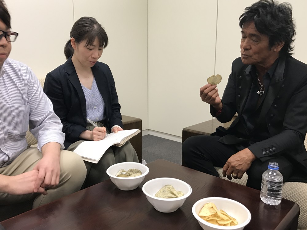 松崎しげるさんも絶賛の「黒いポテリッチ　黒胡椒味」