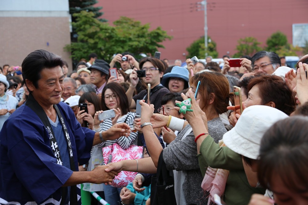 多くのファンが詰めかけた。写真左は、神田正輝さん。