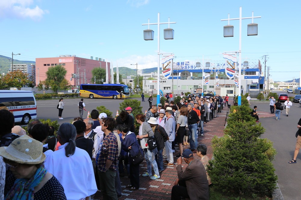 記念館前では、ファンが長い行列を成した。