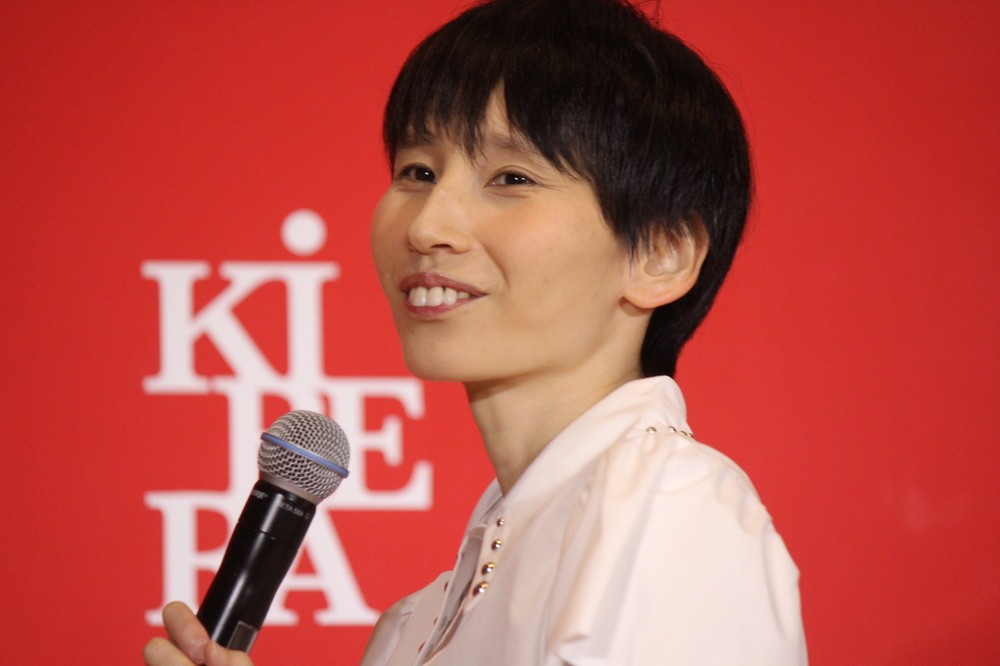 アンミカさんにモデルの歩き方を指導され実践するはるかさん
