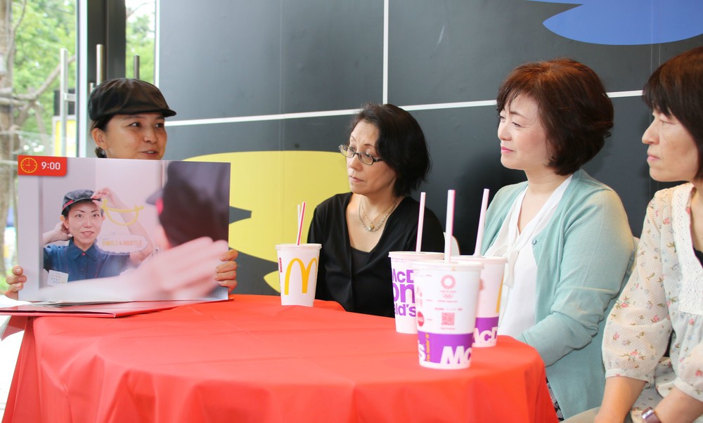 まず紙芝居で仕事の流れを説明してもらう。
