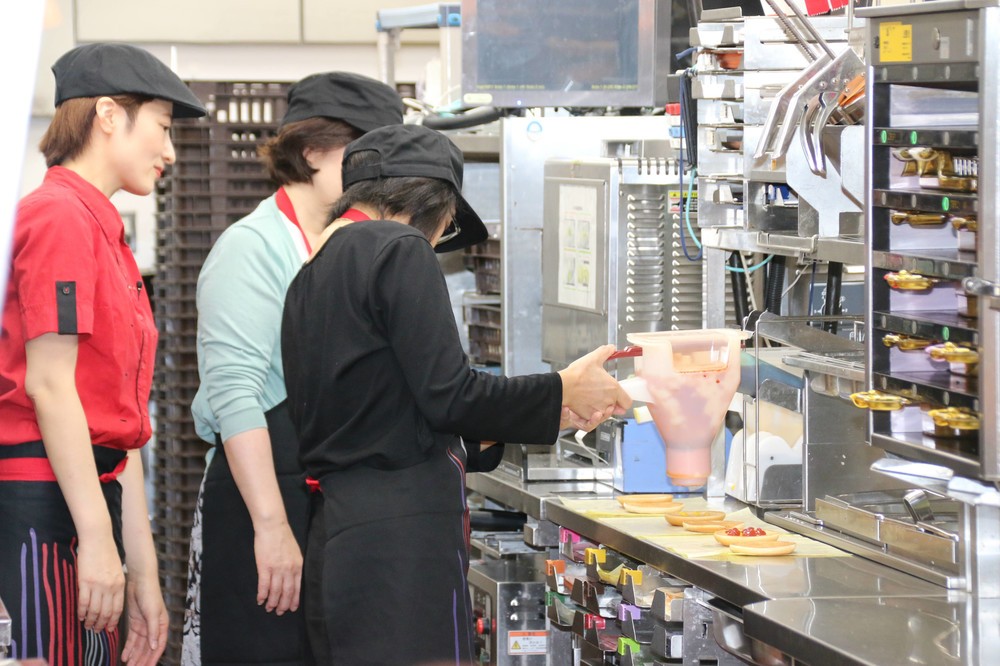 ハンバーガーの製造を体験していた。
