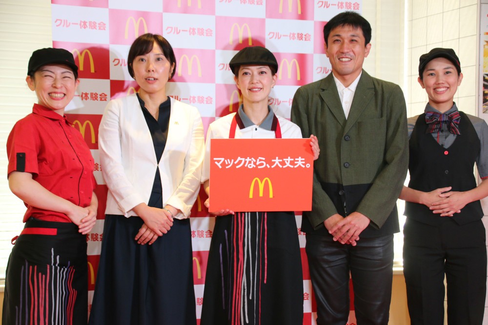 「秋の人事戦略 詳細発表会」で撮影。写真中央は、主婦代表で登壇したタレントの松嶋尚美さん。