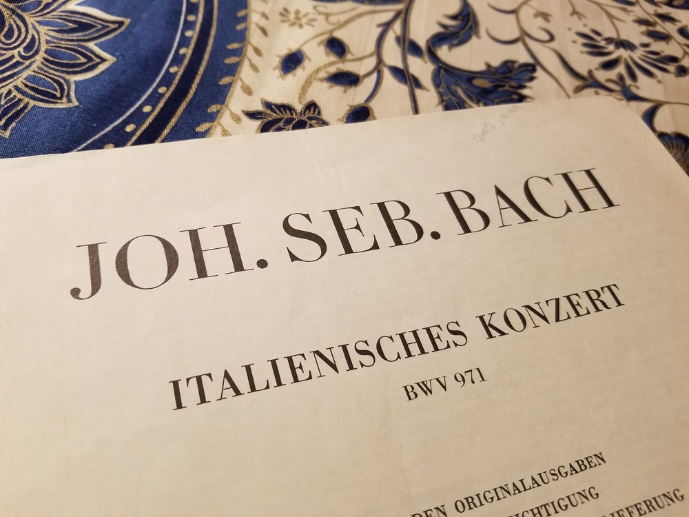 出版されたときは『フランス風序曲』と2曲組みだったが、人気が高いため現代では単独の楽譜となっている
