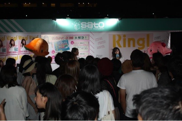 堀田茜さんが訪れると大きな人だかりが！