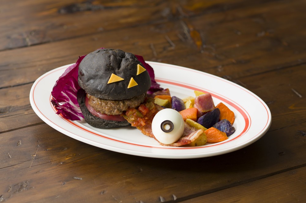 さすがのクオリティ！　「Eggs 'n Things」に真っ黒なハンバーガー、真紫のパンケーキ