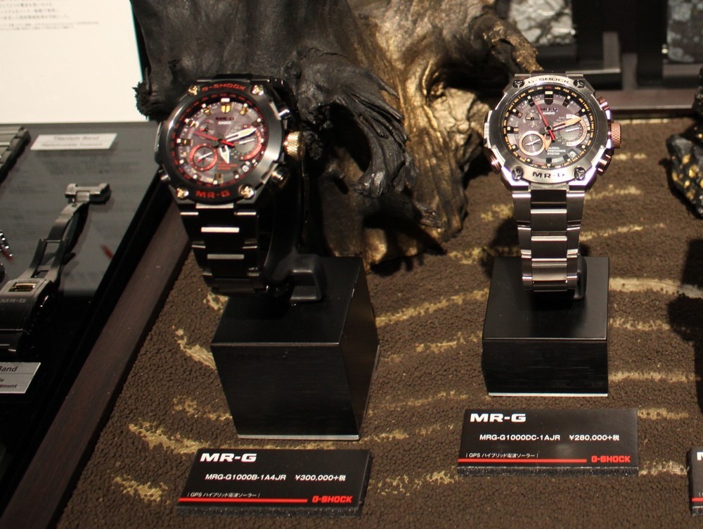 「MR-G」シリーズの2017年3月発売のウオッチ「MRG-G1000B-1A4JR」（写真左）