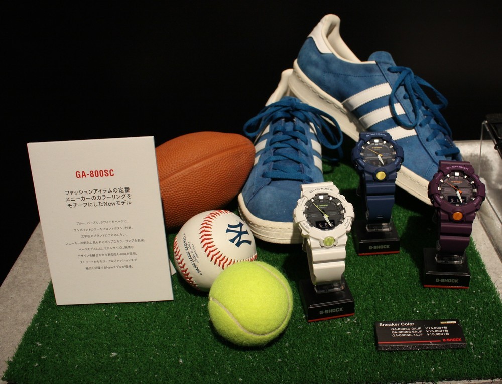 11月発売予定の「G-SHOCK」の新作「GA-800SC」（1万5000円）は、スニーカーの配色に見られるポップなカラーリング。