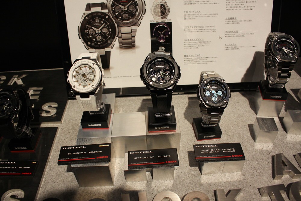 10月発売予定の「G-STEEL」新製品「GST-W300-7AJF」（3万5000円）（写真左）は冬のカジュアルファッションとして活躍するホワイトベースのデザイン。