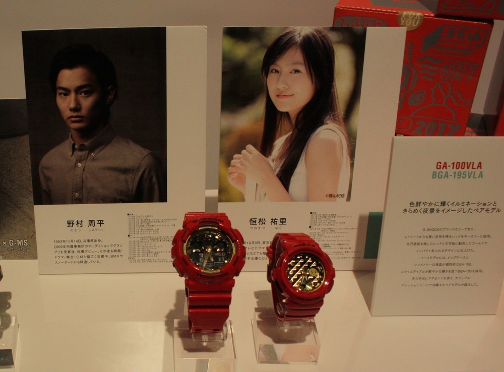12月発売予定のレッドをテーマカラーに用いたペアモデル。写真左が男性向けの「GA-100VLA-4AJF」（1万5500円）、写真右が女性向けの「BGA-195VLA-4AJF」（1万6500円）。