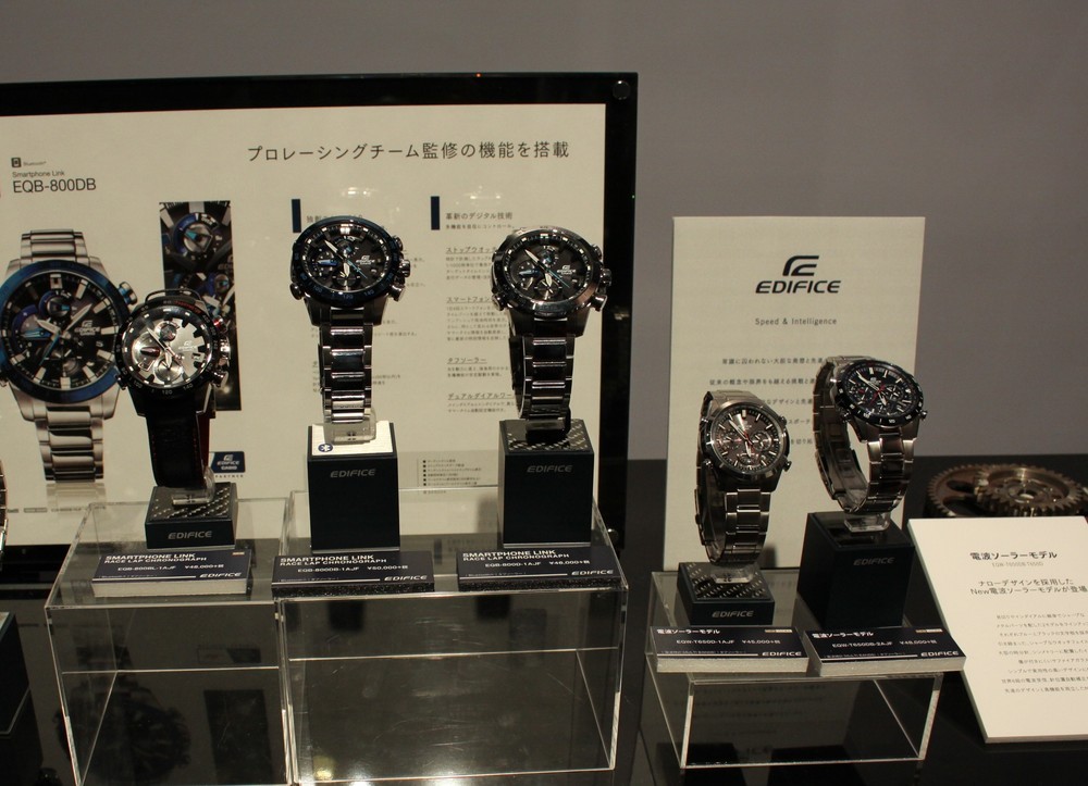 8月に発売したばかりの「EDIFICE」のモータースポーツを意識したBluetooth搭載のモデル「EQB-800」（4万6000円～5万円）は、スマートフォンを介して時刻の自動修正が可能（写真中央3つ）。写真右は、10月発売予定の電波ソーラーモデル「EQW-T650D-1AJF」（4万5000円）と「EQW-T650DB-2AJF」（4万8000円）