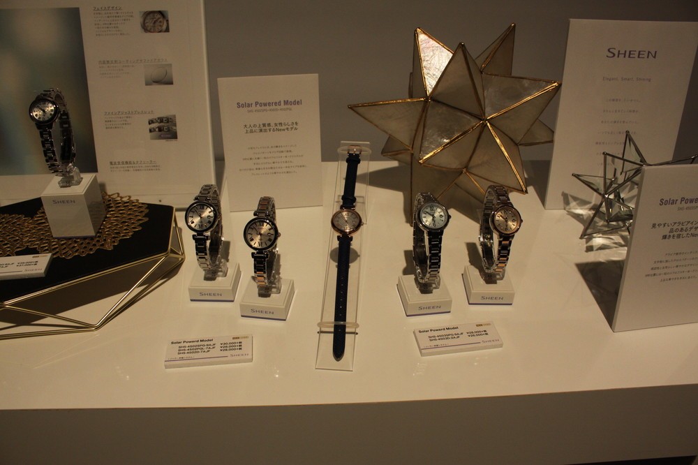 10月発売予定の「SHEEN」シリーズ新製品は、大人の女性にふさわしいシンプルさと華やかさを両立した新しい電波ソーラーモデル。価格は2万6000円～4万4000円。