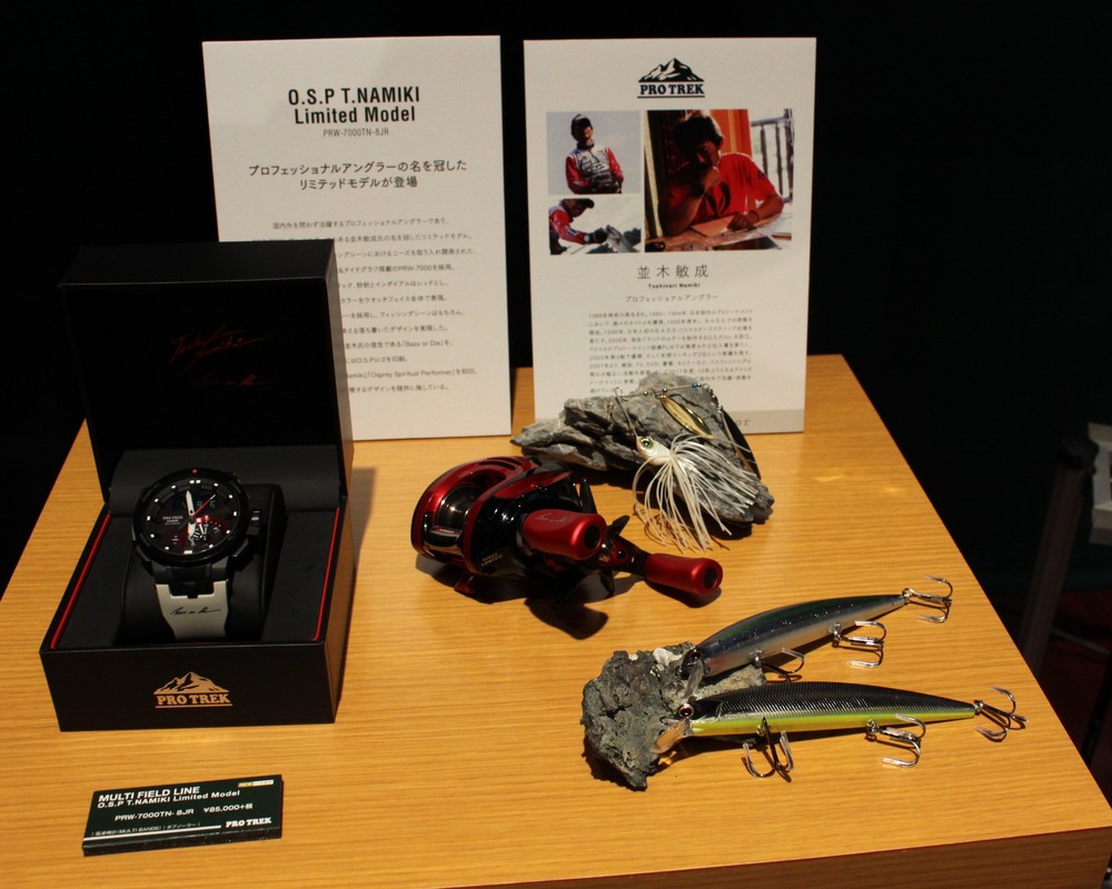 釣りをはじめ多彩なアクティビティに役立つ機能を搭載した「PRO TREK
」より、バスプロ・並木敏成氏の名を冠したリミテッドモデル「PRW-7000TN-8JR」（8万5000円）。11月発売予定。