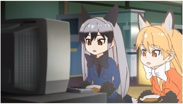 キタキツネとギンギツネが「どん兵衛」CMを視聴している（画像は、動画のスクリーンショット）