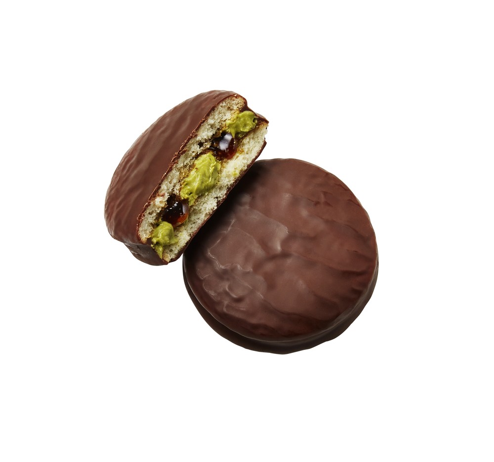 中は京都府産宇治抹茶チーズクリームと黒蜜ソース