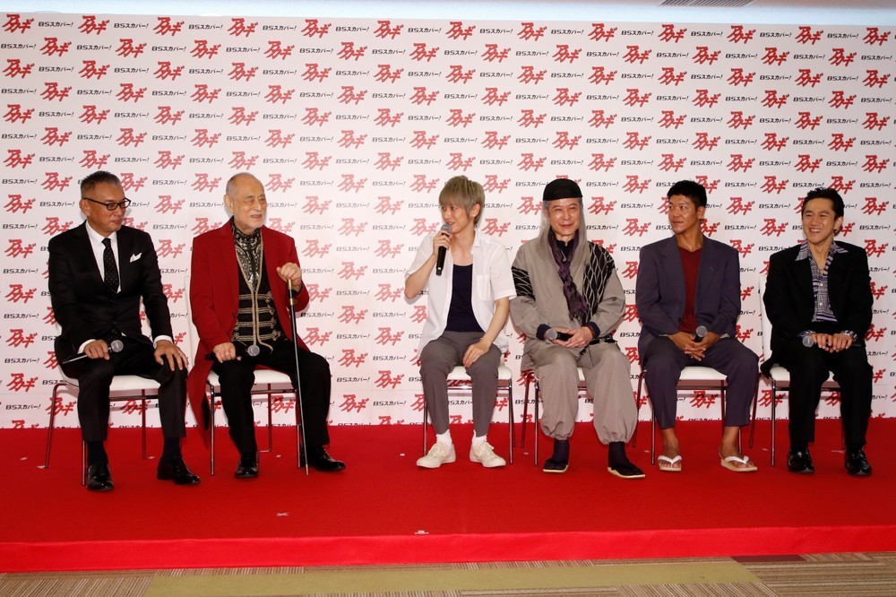 製作発表会のトークセッション。左から原作者の福本伸行氏、俳優の津川雅彦さん、本郷奏多さん、鹿賀丈史さん、駿河太郎さん、六角慎司さん