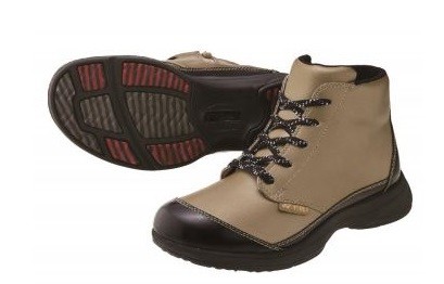 雪道や雨の日でも長時間歩けるゆったりブーツ　ヨネックスから