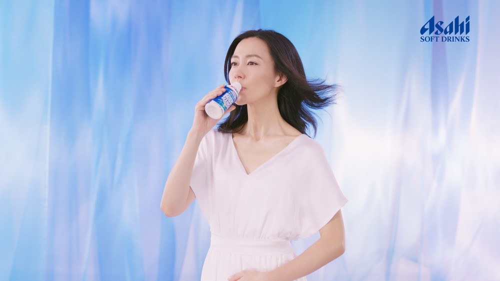 木村佳乃が意味深ナレーションにドキッ！　アサヒ飲料「届く強さの乳酸菌」の新CM公開