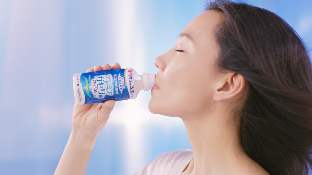 「届く強さの乳酸菌」を飲む木村さん