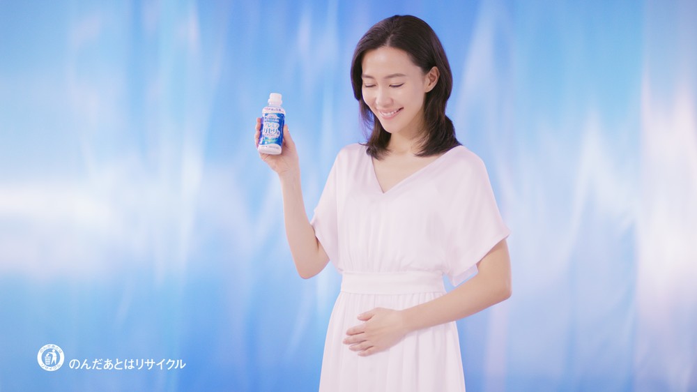 乳酸菌が腸まで届くようお腹に手を当てる木村さん