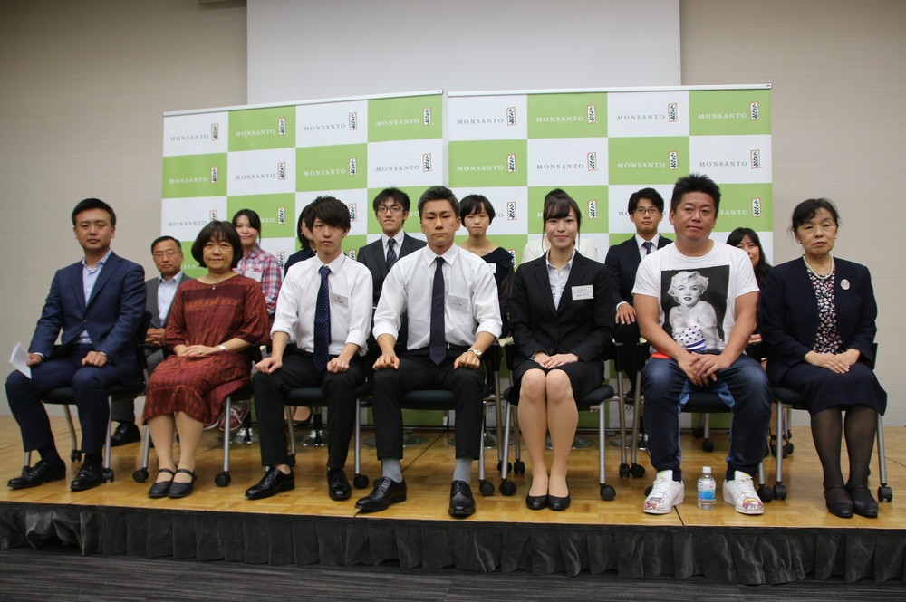 参加3チームの学生たちと審査員