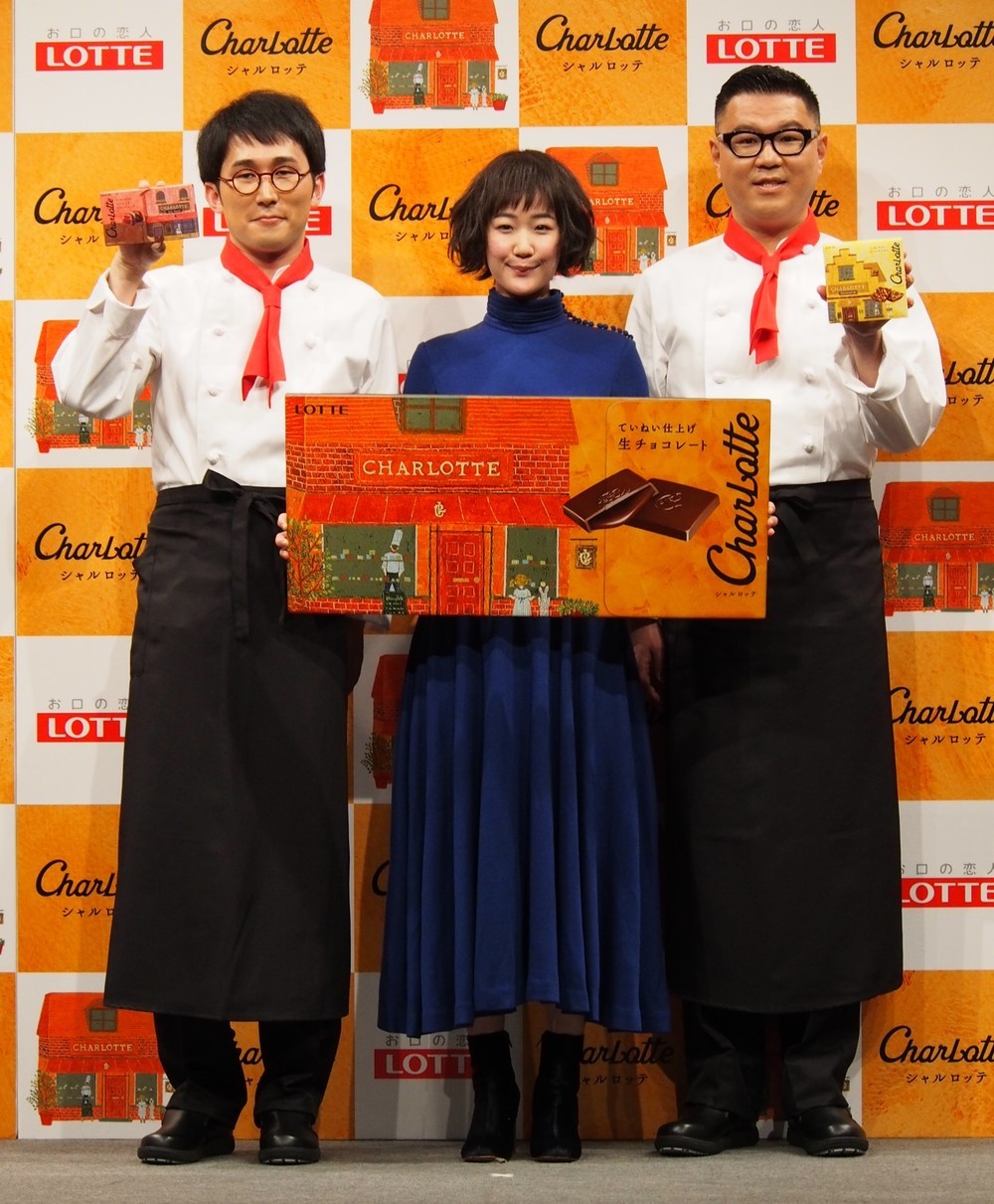 新CMキャラクターの黒木華さんと、イベントに登場したお笑いコンビの「シソンヌ」の2人