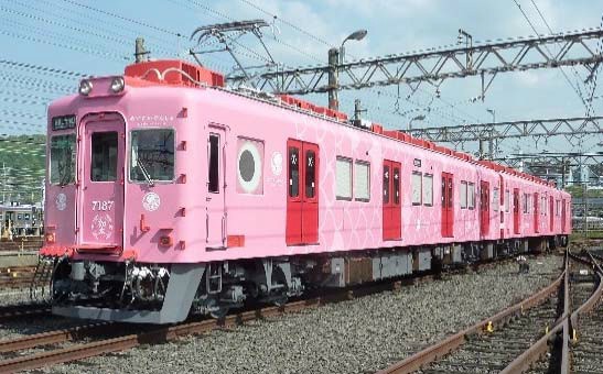 ピンク色の「めでたいでんしゃ」