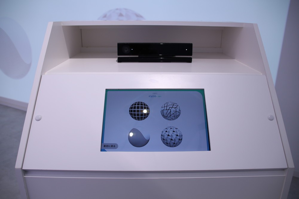 モニターで質問に回答。モニター上部に設置されたカメラで全身をスキャンする