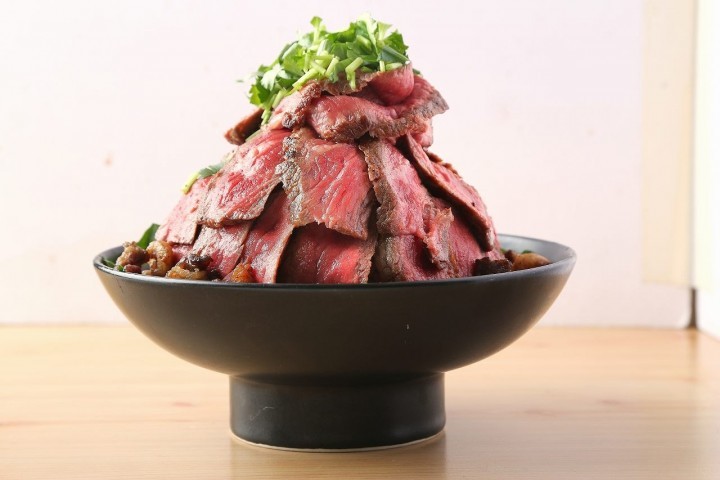 わんぱく朗報！　1ポンドのデカ盛りサーロインステーキ丼が980円