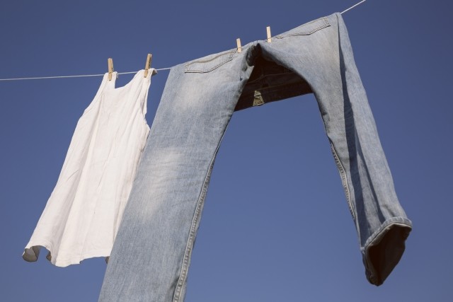 【洗濯論争】ズボンは何回穿いたら洗う？　「1回で必ず」「季節が変わるまで」
