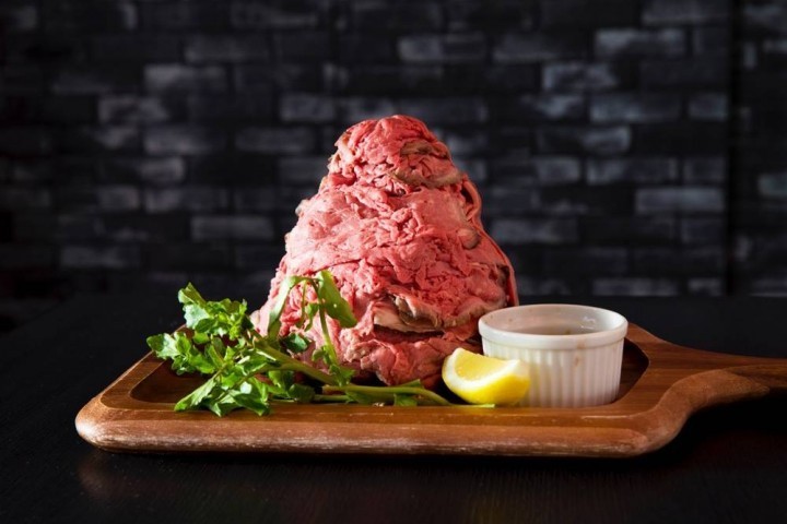 山盛りローストビーフが999円で食べ放題！「週プレ酒場」がやってくれた