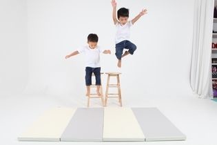 これで近所トラブルが減るかも？　子供の足音を防音できる「魔法のマット」登場