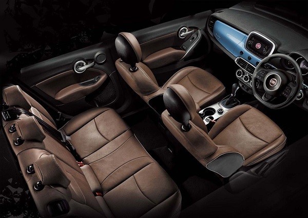 初採用のジーンズブルーで街にも自然にもフィット！
