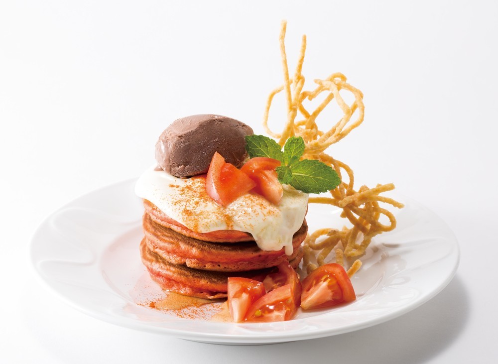 デニーズのボツメニューが期間限定で販売　ピリ辛の赤いパンケーキ