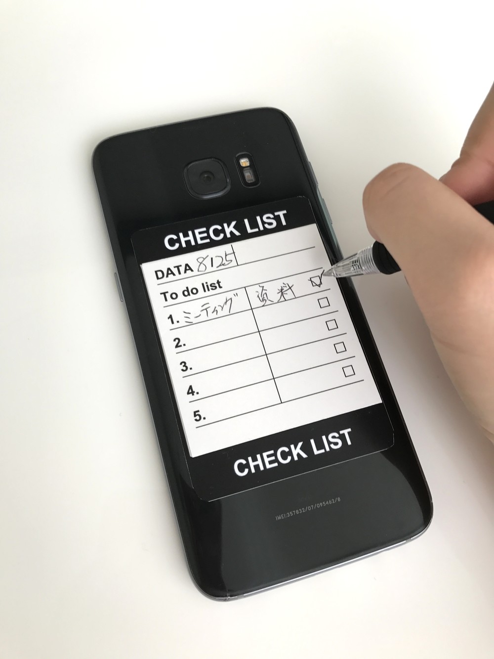 意外な盲点を有効活用　スマホの背面にToDoリストやメモを書き込める「スマホフセン」