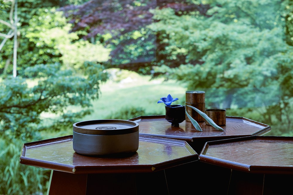 「IQOS」×NIGOの大型コラボ始動！　第1弾は瓦製トレイ、ホルダーなど