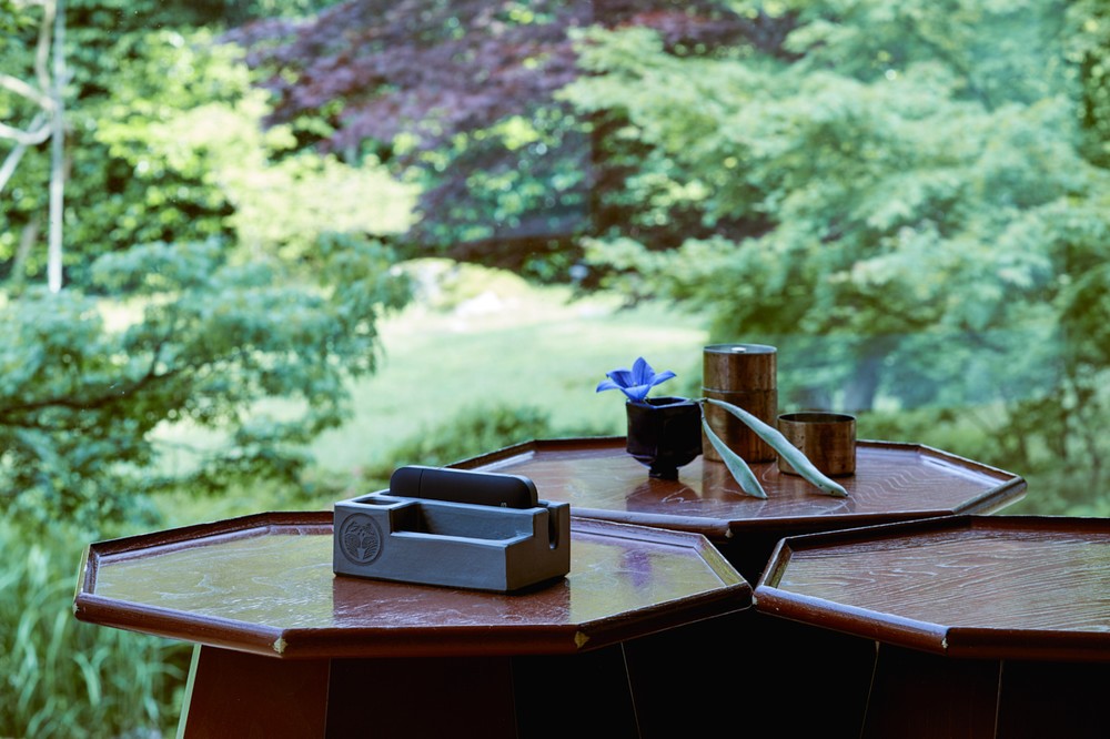 アイコス・ポケットチャージャーとたばこスティックを立てられる瓦製ホルダー「IQOS KAWARA HOLDER」（写真左）
