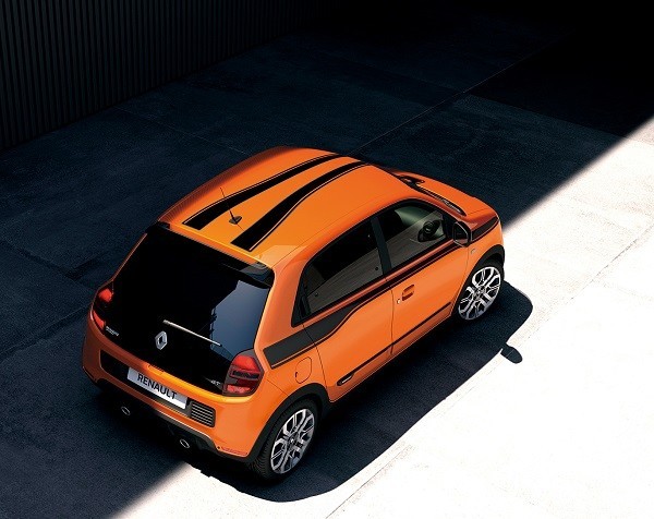 火の粉をイメージさせるオレンジ色のコンパクトスポーツ