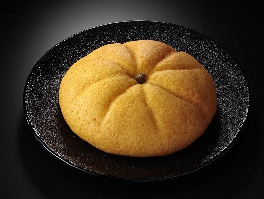 かぼちゃの形にしたブリオッシュ生地にかぼちゃクリームをいれた「ラミデュパン『かぼちゃのブリオッシュ』」（280円）