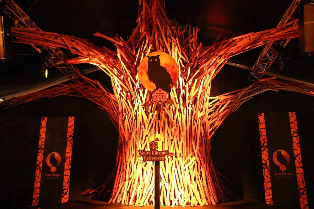 イベント会場は、森の中に迷い込んだような幻想的な景色が広がる