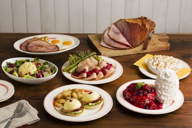エッグスンシングスの感謝祭　「ローストターキーのエッグスベネディクト」で雰囲気アップ