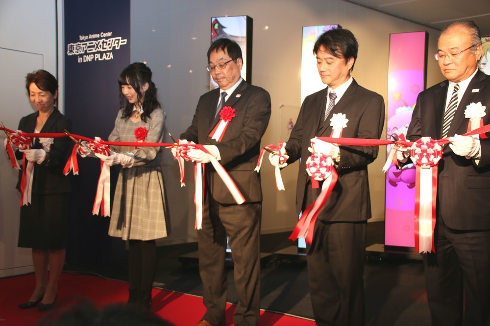 写真左から石川理事長、田中さん、寺田副区長、桑原社長、浅羽執行役員
