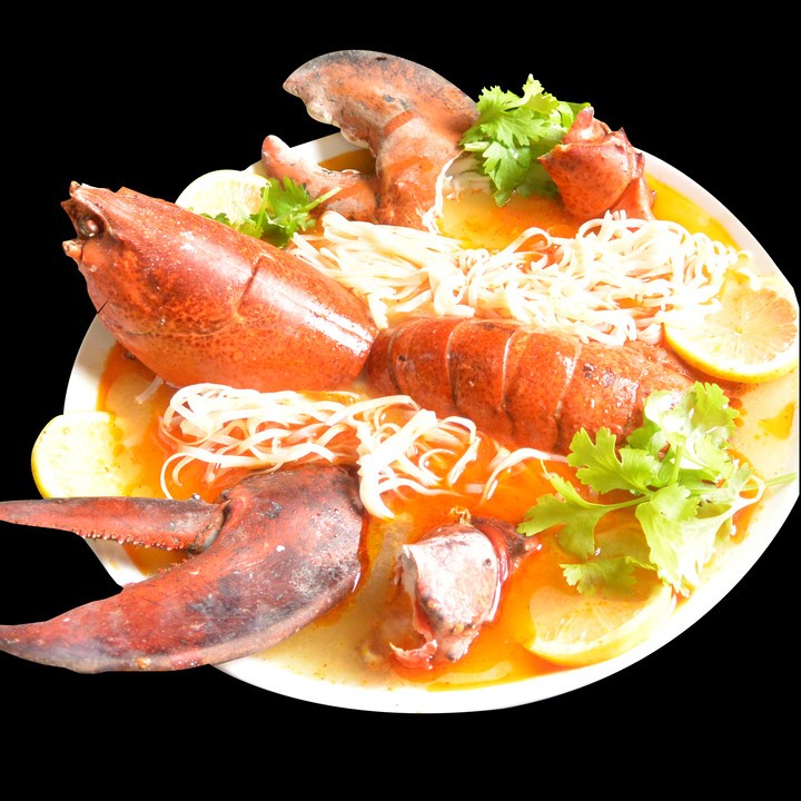 どうやって食べろと...？　3ポンド、50センチのオマール海老ヌードル爆誕